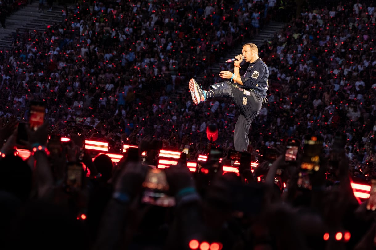 A Coldplay frontembere két koncert között a Duna-parton hallgatott utcazenét