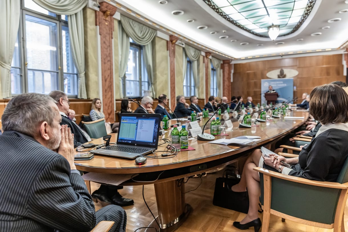 Nyilvánosan adnák át a bírók tiltakozó leveleit a kormánnyal megállapodást kötő Országos Bírói Tanács tagjainak