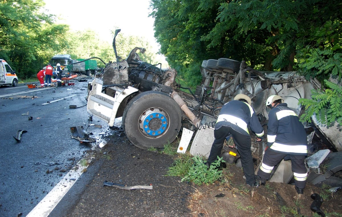 Fotó - álló kamionba rohant egy nyerges vontató 