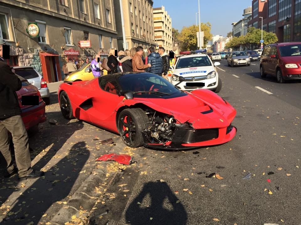 400 milliós LaFerrarit törtek össze Budapesten
