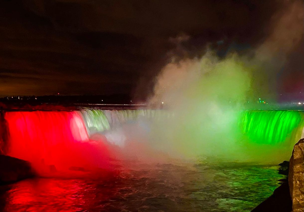 A magyar nemzeti színekben hullik alá a Niagara