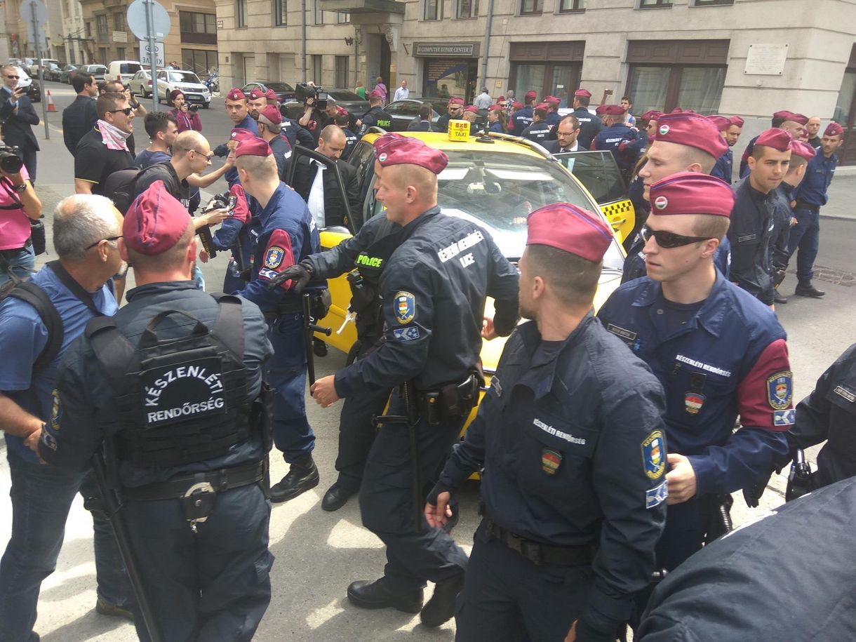 Református püspököt menekítettek ki tegnap a tüntetők közül a rendőrök