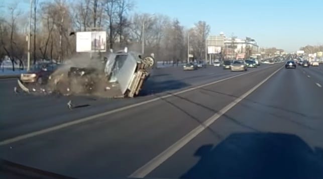 Súlyos balesetet okozott a Lada sofőrje, de mi volt ez előtte? – videó