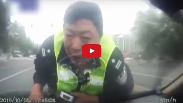 Meg akarta úszni a rendőri ellenőrzést az autós, de magával vitte a rendőrt – videó