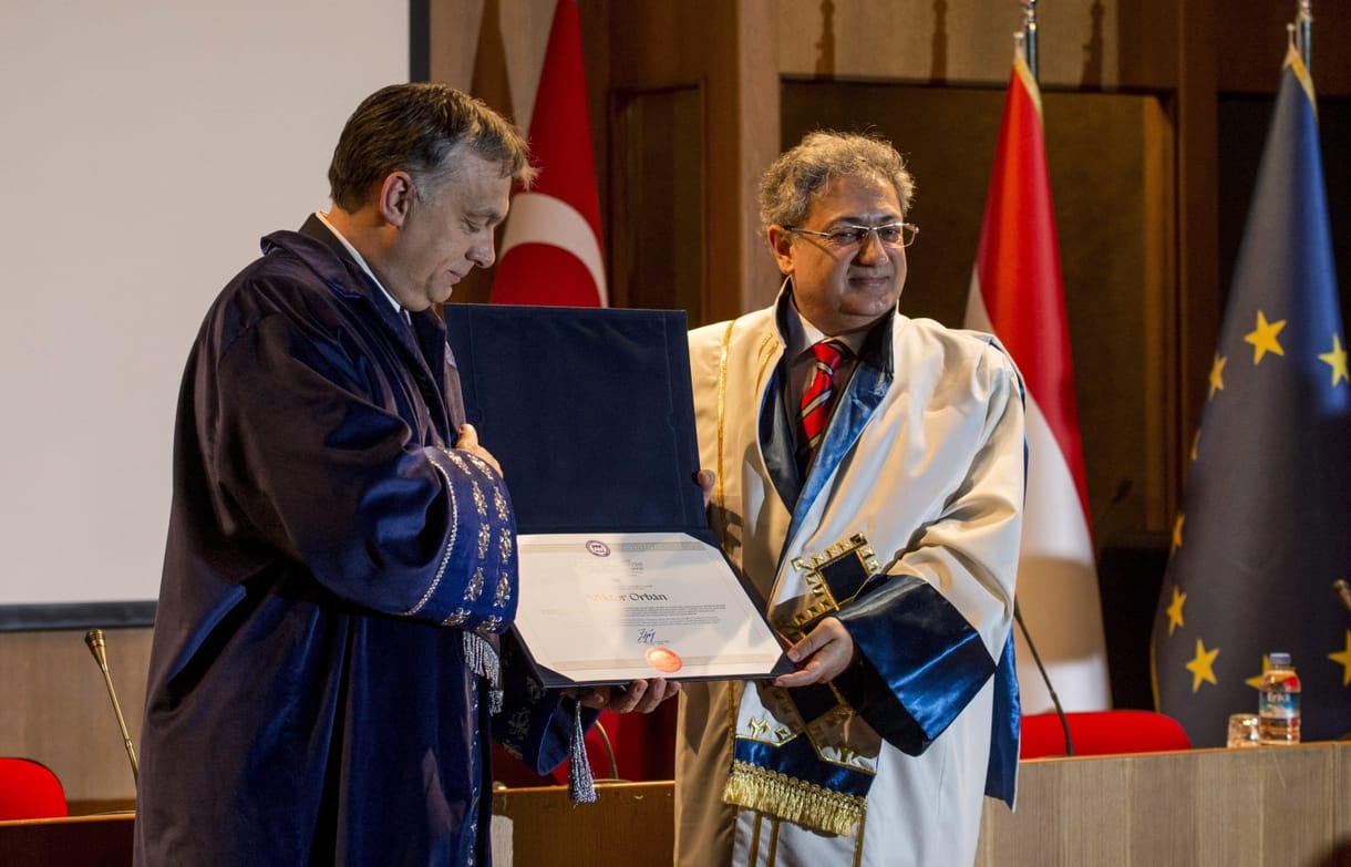 Orbánt díszdoktorrá avatta az egyetem, ahol Vona Allahról beszélt