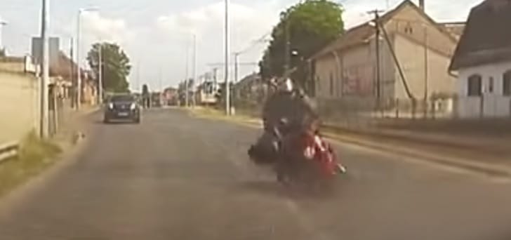 Tragikus motoros balesetet rögzített egy autó fedélzeti kamerája Budapesten