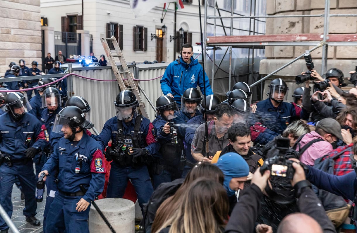 „Közel jött az erőszak, a fiatalok jövőjét próbálják tönkretenni. Ez megmutatja, hogy a hatalom gyenge