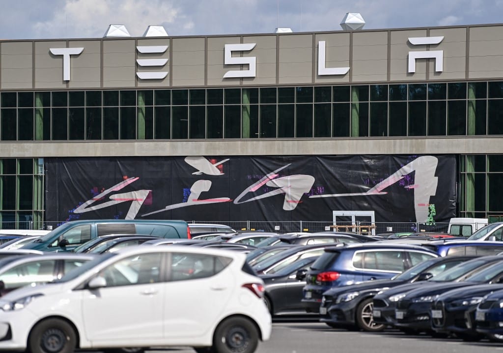 Milliókkal csökkentette az árait nálunk is a Tesla