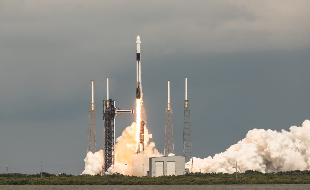Megérkezett a Nemzetközi Űrállomásra a SpaceX űrhajója, ami visszahozná az ott rekedt két amerikai asztronautát