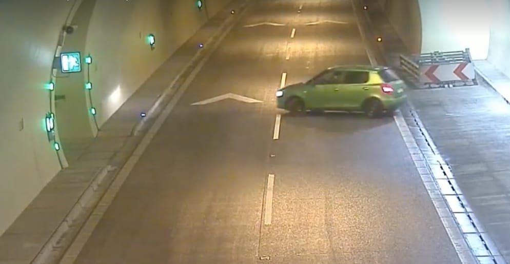 Az autópálya alagútjában fordult meg a szlovák autós – videó