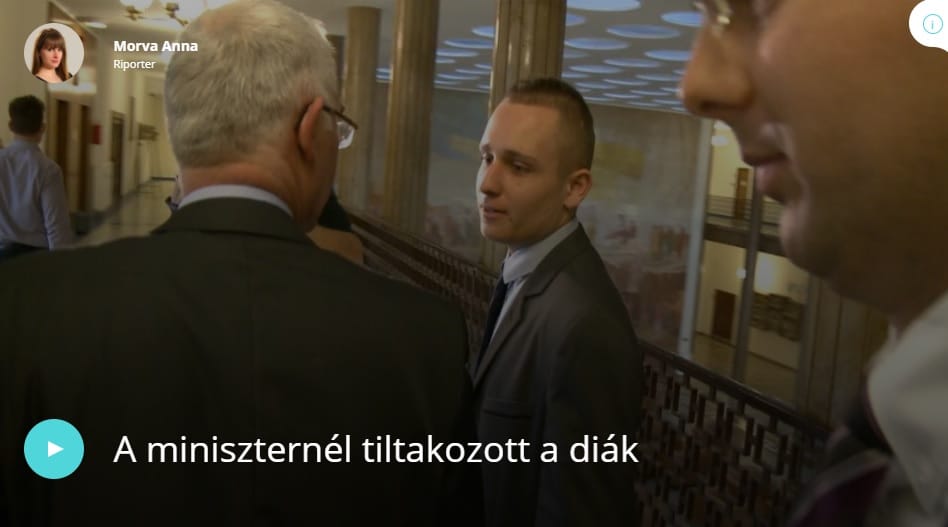 Megállította egy tiltakozó diák Balogot a folyosón - videó