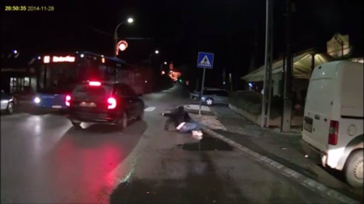 Videó: Ezért figyeljen a buszok mellett a gyalogosokra!
