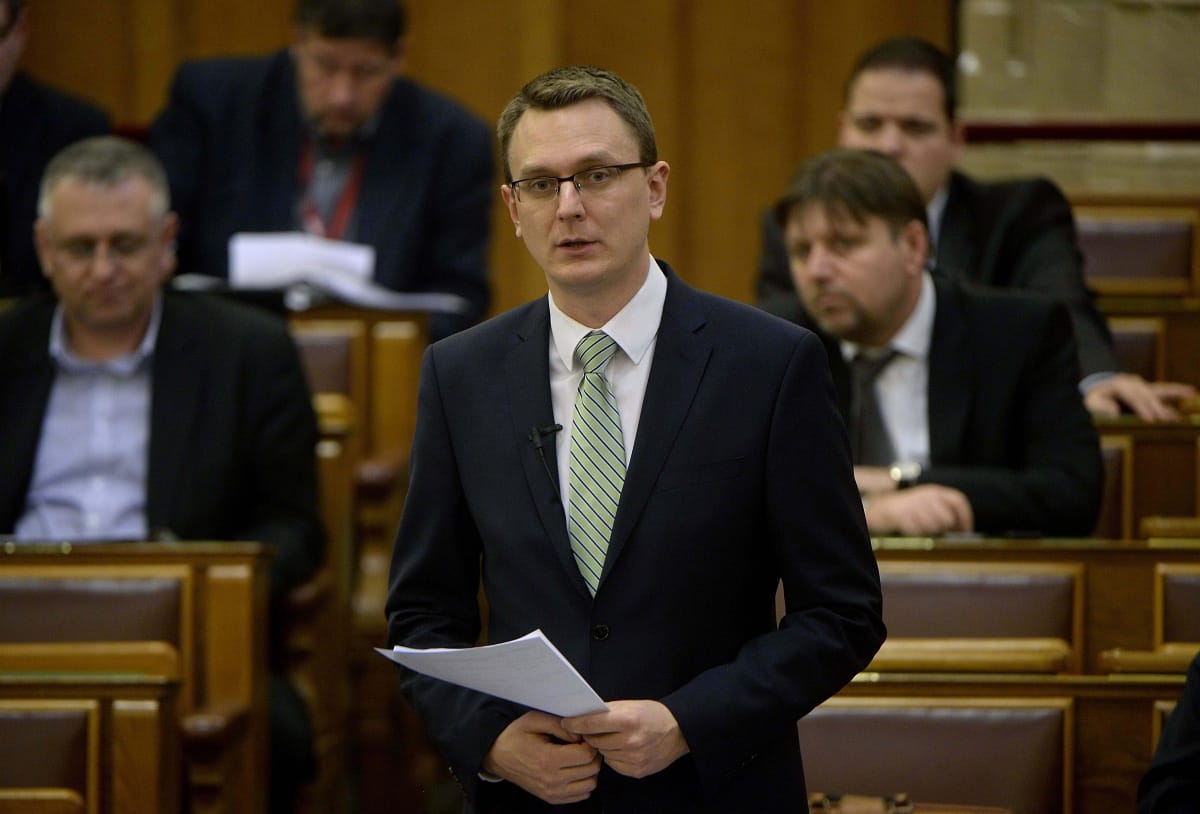 Kétszázmilliós támogatás került Rétvári Bence rokonának nőegyletéhez