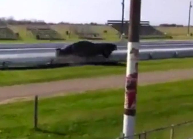 Átmászott a versenypálya falán egy Nissan GT-R