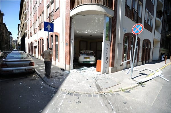 Boltba csapódott a Józsefvárosban egy taxi - képekkel