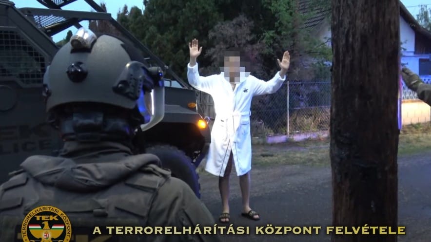 Rendőröknek adták ki magukat, hogy pénzt és kábítószert raboljanak - a TEK csapott le rájuk