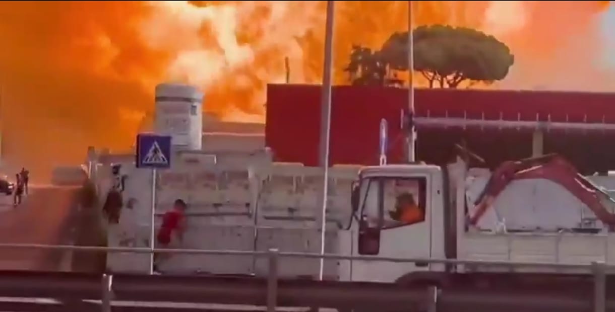 Hatalmas robajjal robbant fel egy benzinkút Rómában – videó