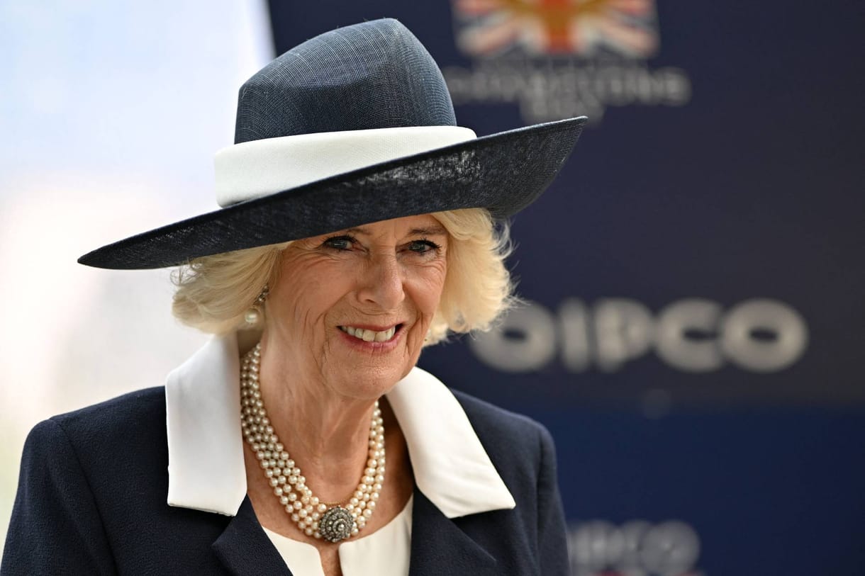 Ezer plüssmackóval fotózkodott Camilla királyné