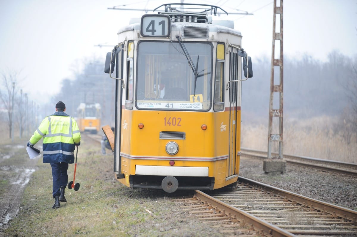 Fotó: Kisiklott a 41-es villamos