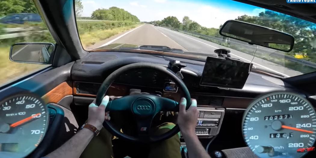 Nagyon retro Audi 200-as, de 250-nel is hasít az Autobahnon - videó
