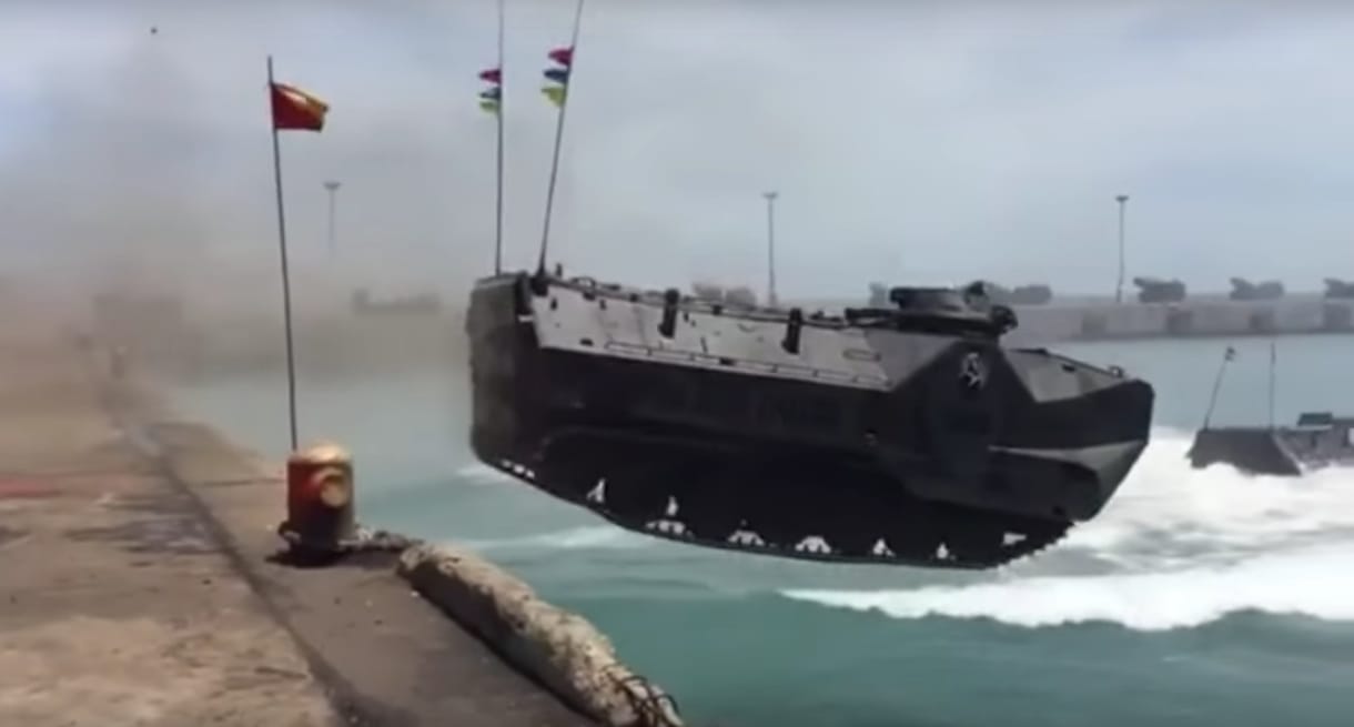 Így néz ki egy kétéltű páncélos, ahogy szuperlassításban a vízbe ugrik – videó