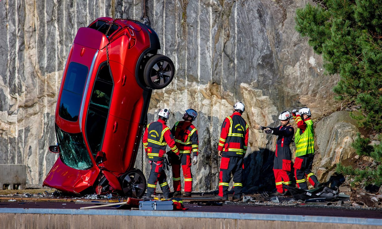 Miért dobál 30 méter magasból az aszfaltra új autókat a Volvo?