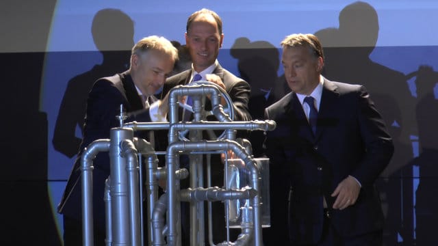 Videó: tüntetően kiállt Orbán a körözött Hernádi Zsolt mellett