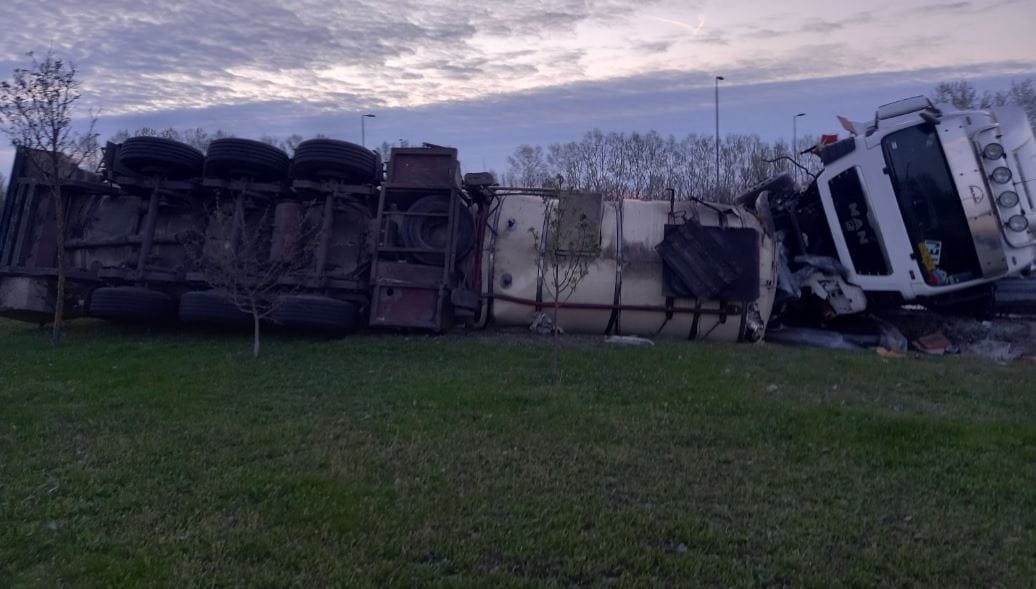 Árokba borult egy tartálykocsi az M6-on, 23 ezer liter tej ömlött ki