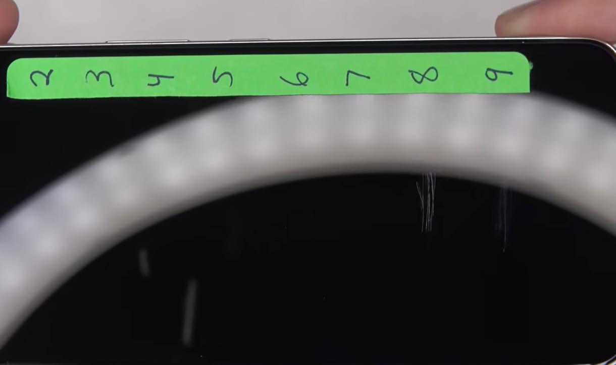Erőből mentek neki a Samsung Galaxy S22-nek – videón a strapateszt eredménye