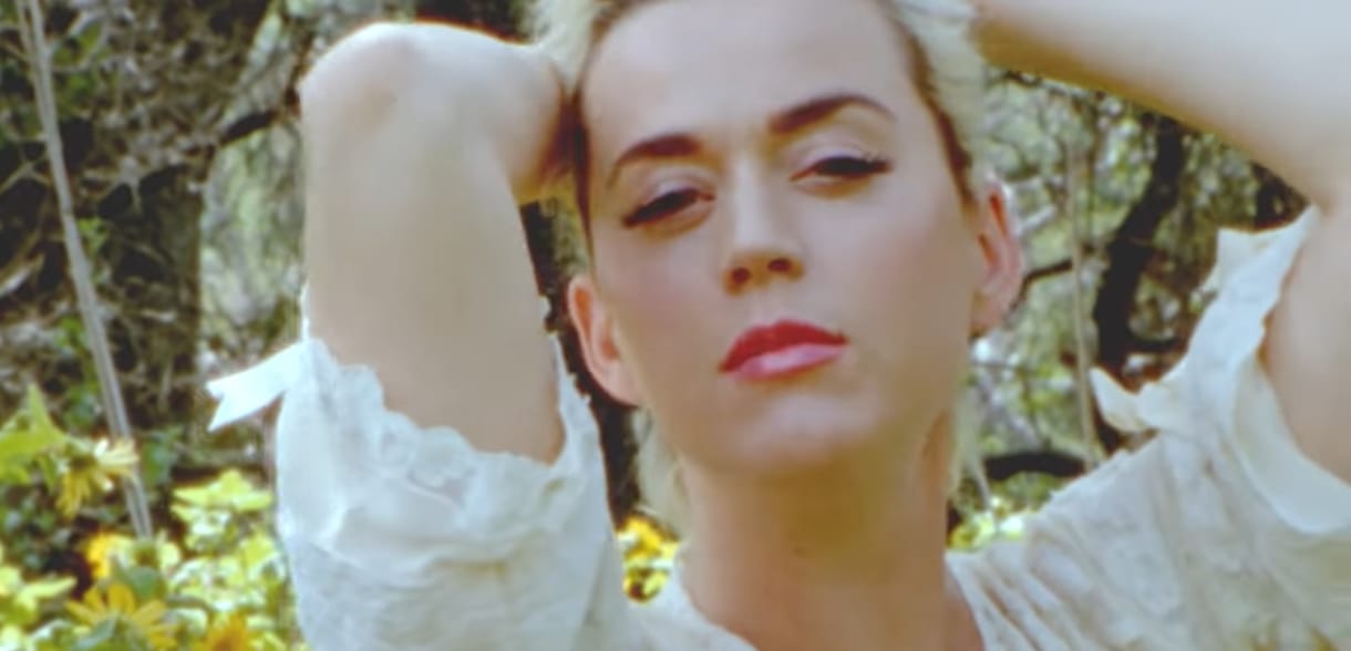 Meztelenül énekel új klipjében a várandós Katy Perry