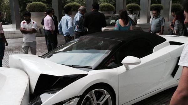Elvitte parkolni az inas a Lamborghinit, majd összetörte