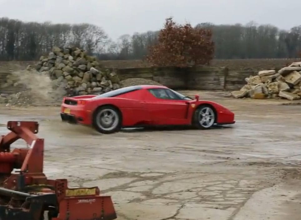 Így kell megkínozni egy Ferrari Enzót - videó