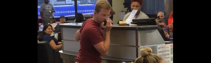 Késett a gép, hatalmas bulit csapott a férfi a reptéri váróban – videó