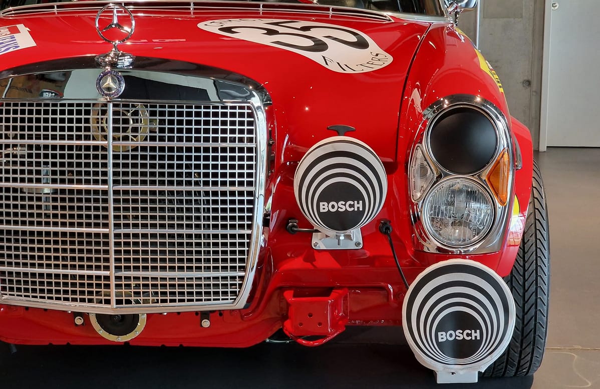 Vörös disznó: beültünk a legendás Mercedes 300 SEL 6.8 AMG-be