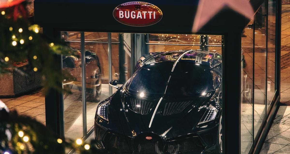 Üvegbúra alatt tartják egy francia városka főterén a Bugatti 5 milliárd forintos autóját