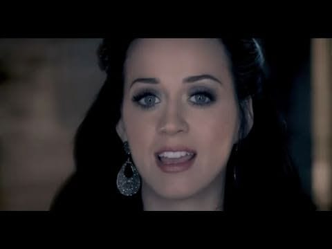 Vizsgálatot indítottak Katy Perry ellen egy spanyol sziget homokdűnéinek károsítása miatt