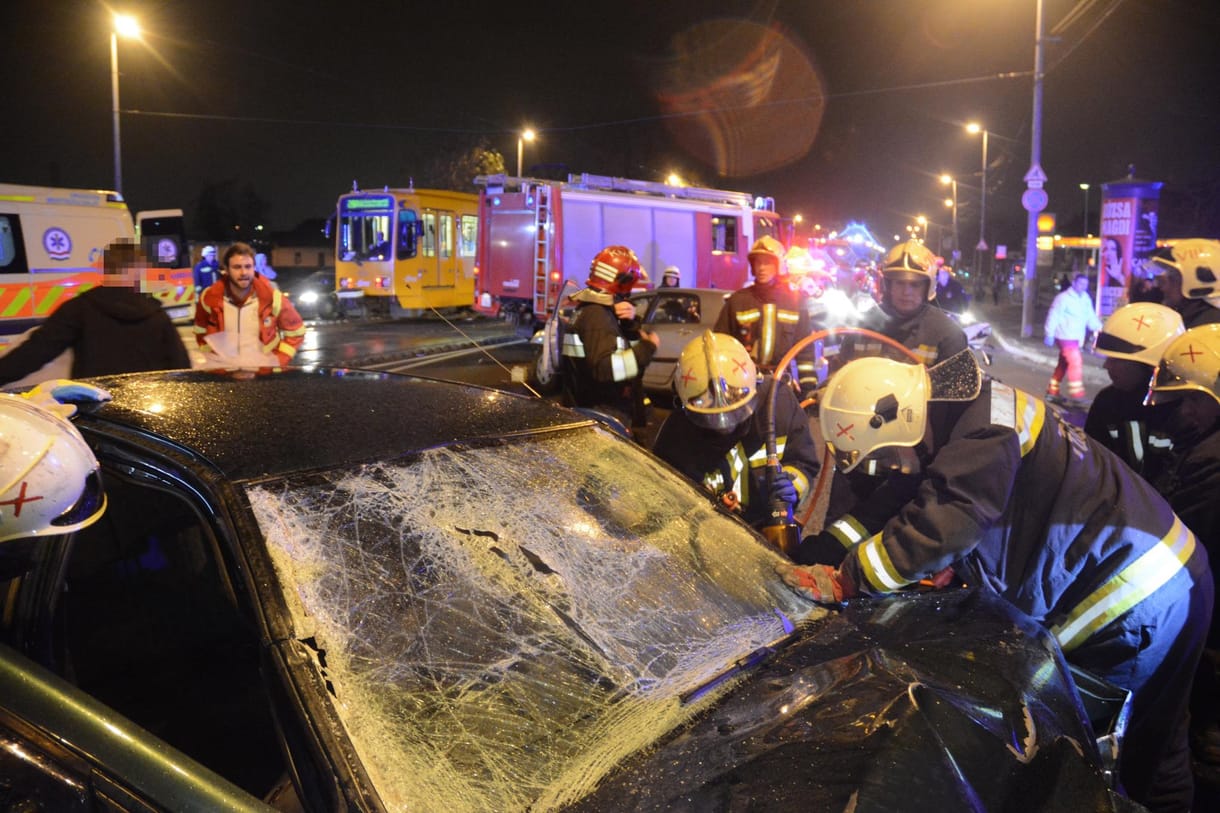 Videó: Le kellett feszíteni a műszerfalat a budapesti balesetben beszorult sofőrről 