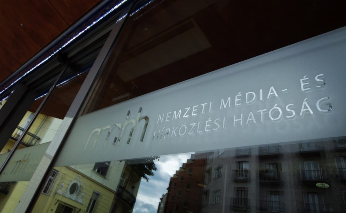 Burkolt reklámok miatt büntették meg a TV2-t és az állami tévét