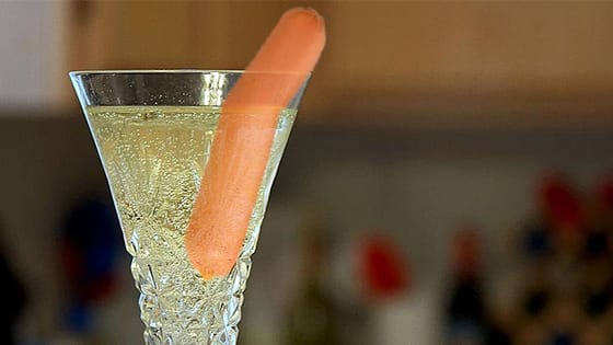 Pezsgővel és virslivel mulat a magyar