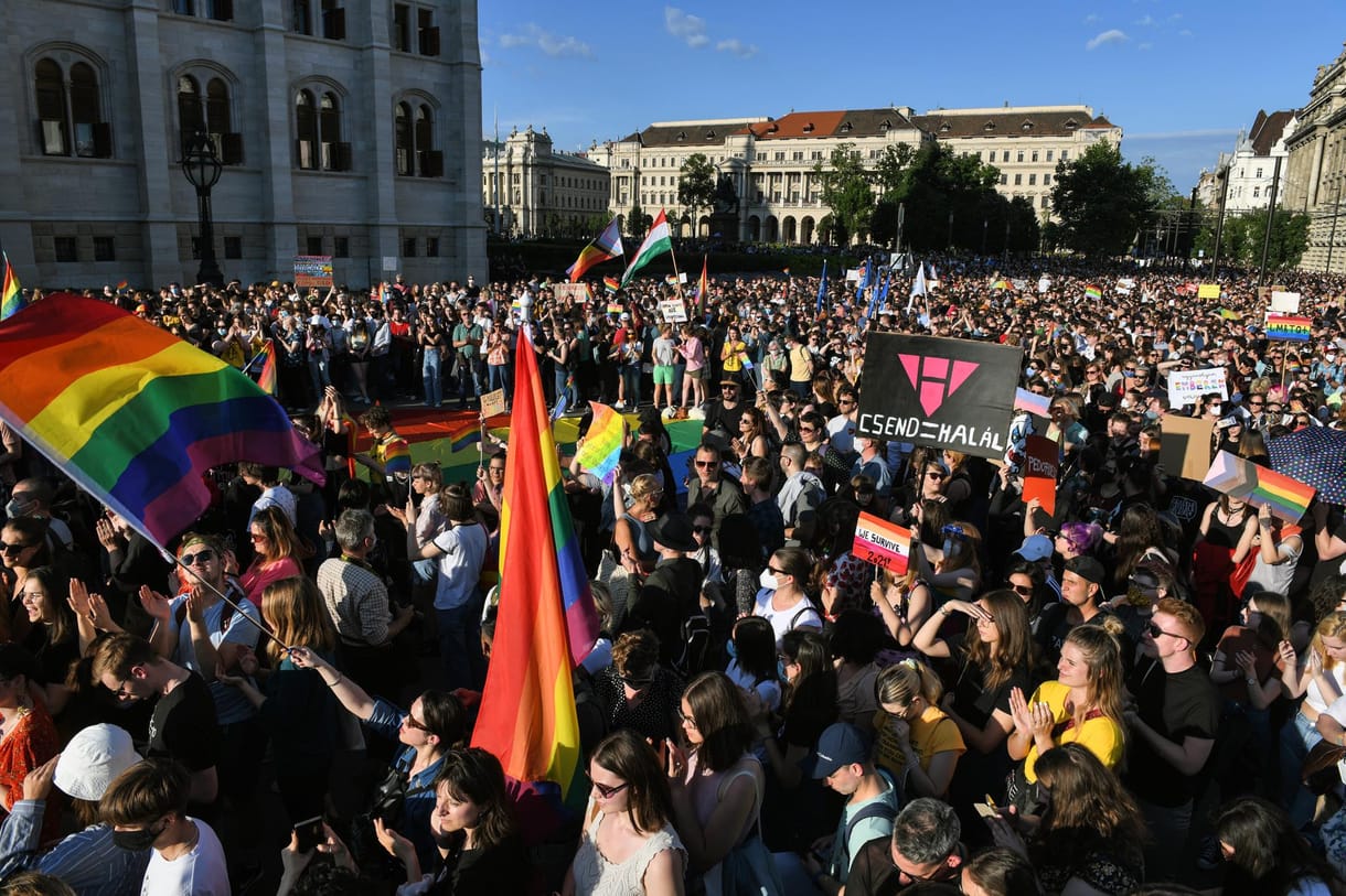 A Fidesz politikai játszmájának része a nemi kisebbségek jogfosztása