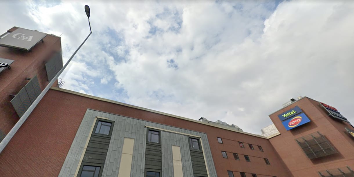 Lezuhant egy 44 éves férfi a KöKi Terminál tetejéről, a helyszínen belehalt sérüléseibe