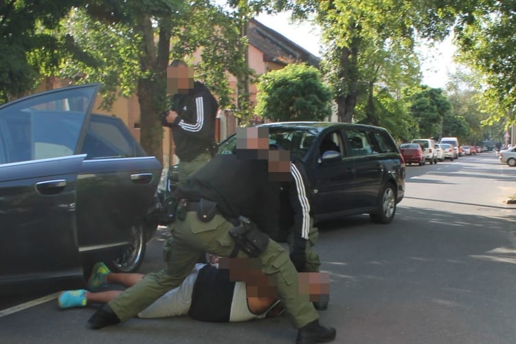 Kocsijából szedtek ki egy futtatót a rendőrök Nyíregyházán – videó, fotó