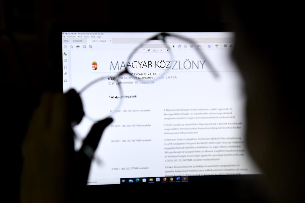 Pénzt adott a kormány az aktív kikapcsolódásra, a tatabányai Turul-szobor felújítására és pannonhalmi kertekre