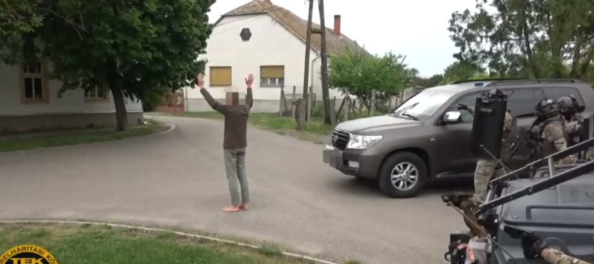 Hazaengedték azt fehértói férfit, akinél egy rakás fegyvert találtak a rendőrök