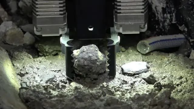 Elkezdték feltakarítani a radioaktív törmeléket Fukusimában