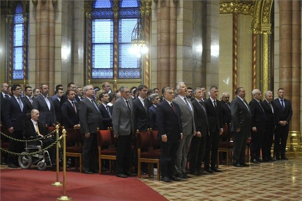 Sűrű hete volt Orbánnak, a végén páros lábbal szállt bele a Kúriába 