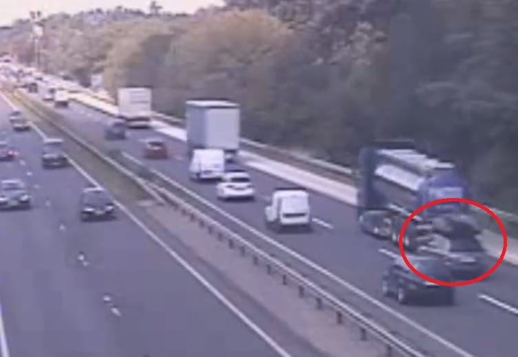 Komoly baleset lett egy sofőr figyelmetlen sávváltásából az M1-esen - videó