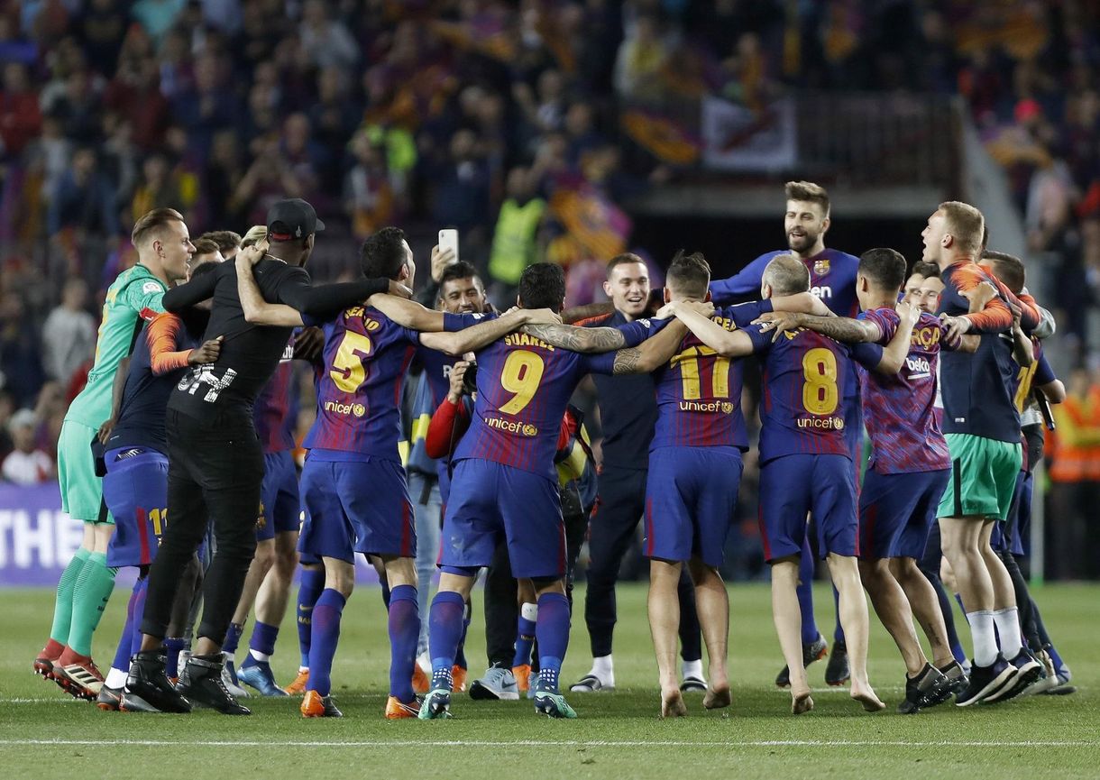 A Real nem állt sorfalat a bajnoknak, de a Barca-stáb megtette