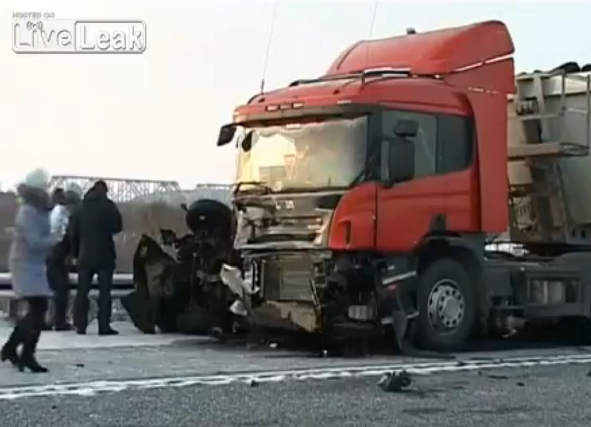 Kamionnak csapódott az elszabadult Lada, négy halott - videó