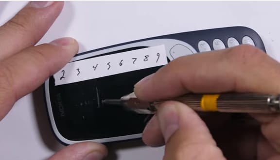 Elődje volt a telefonok Chuck Norrisa, ezért most megkínozták az új Nokia 3310-est